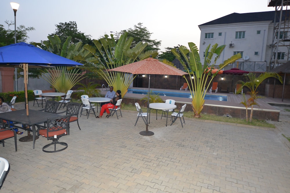 Alphaplus Apartments 46/50