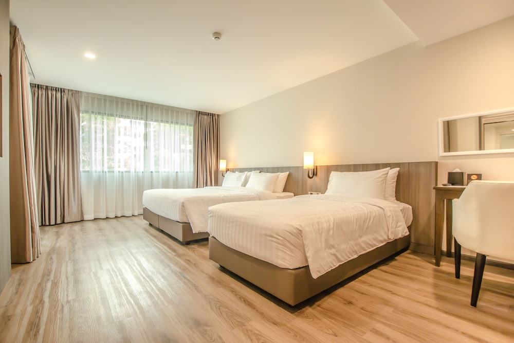 ROOM, TRIPLE, MULTIPLE BEDS