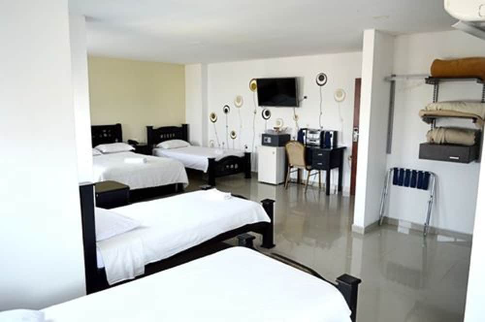 HOTEL INTERSUITES 12/21