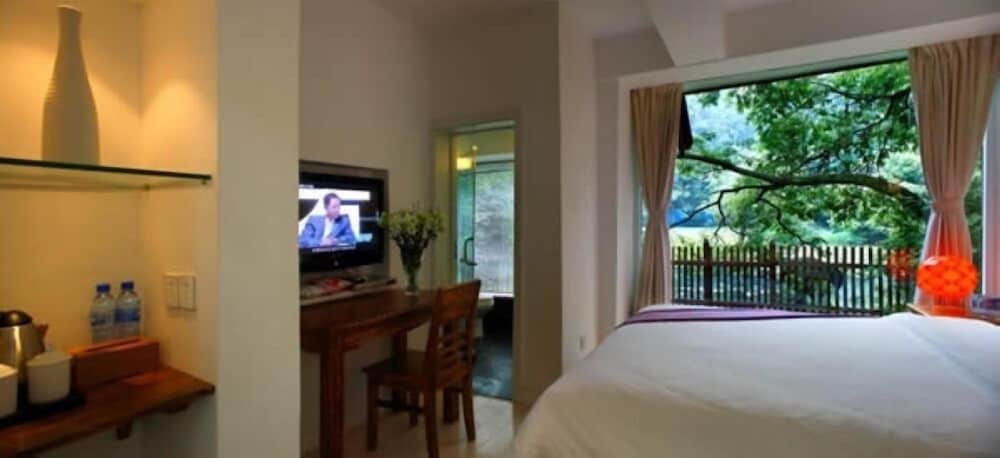 Lotus Glade Hotel 6/50