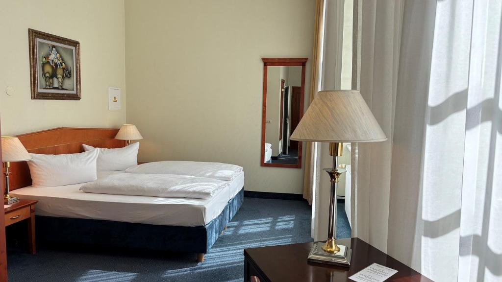 Room, Triple, 1 Queen and 1 Single Bed