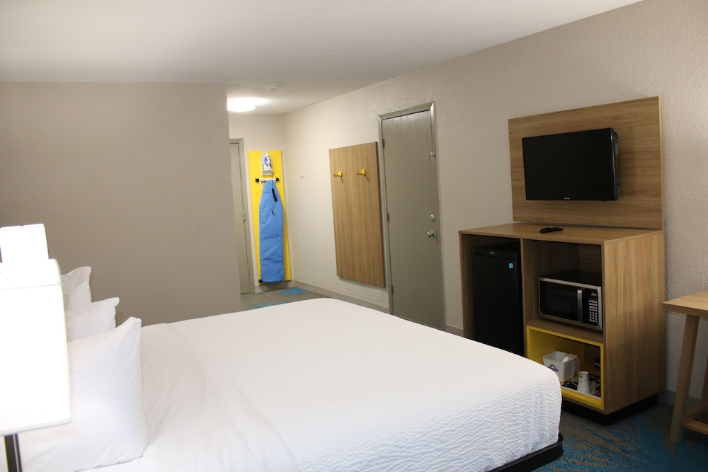 Days Inn by Wyndham Waco University Area 8/37