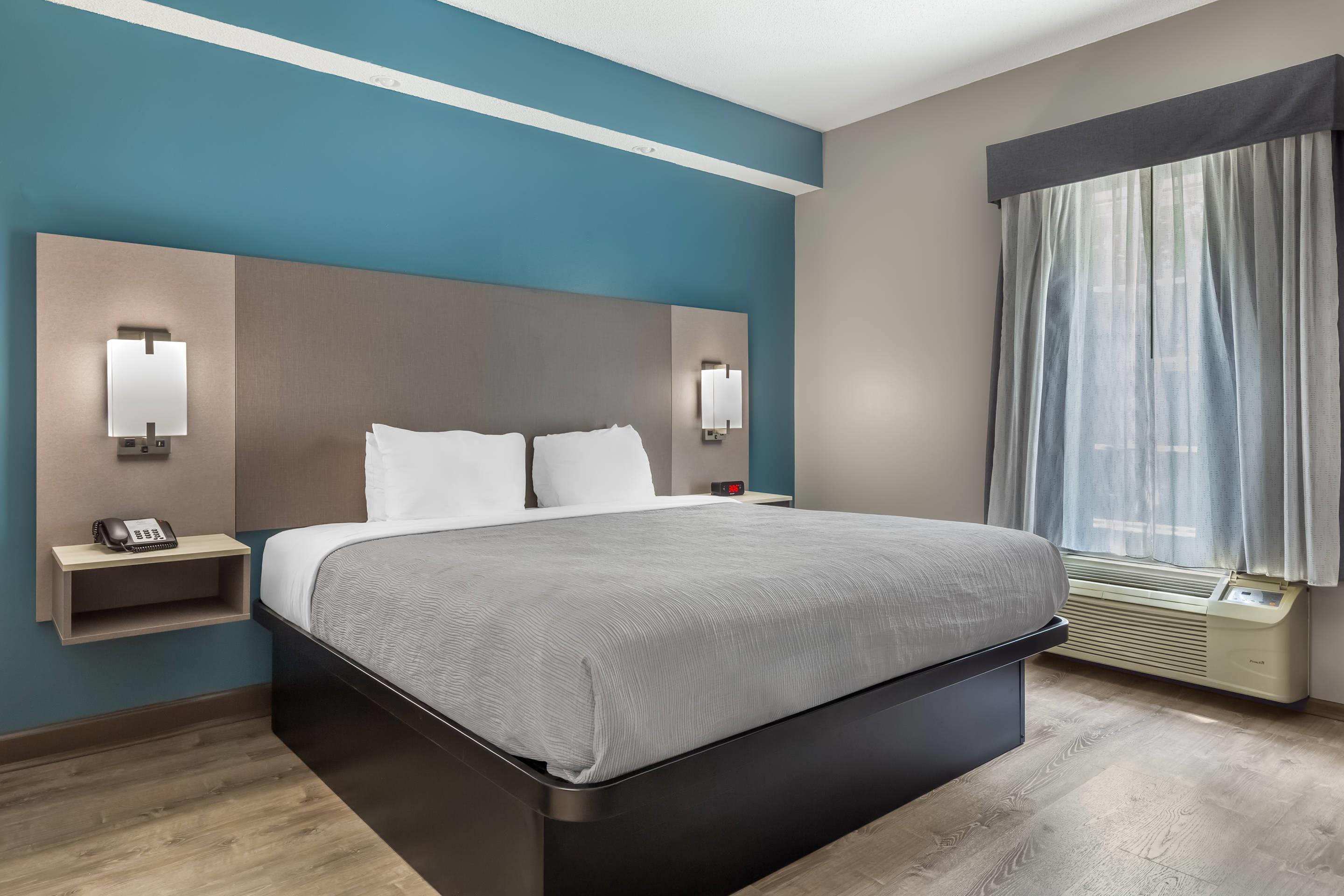SUITE, KING BED
