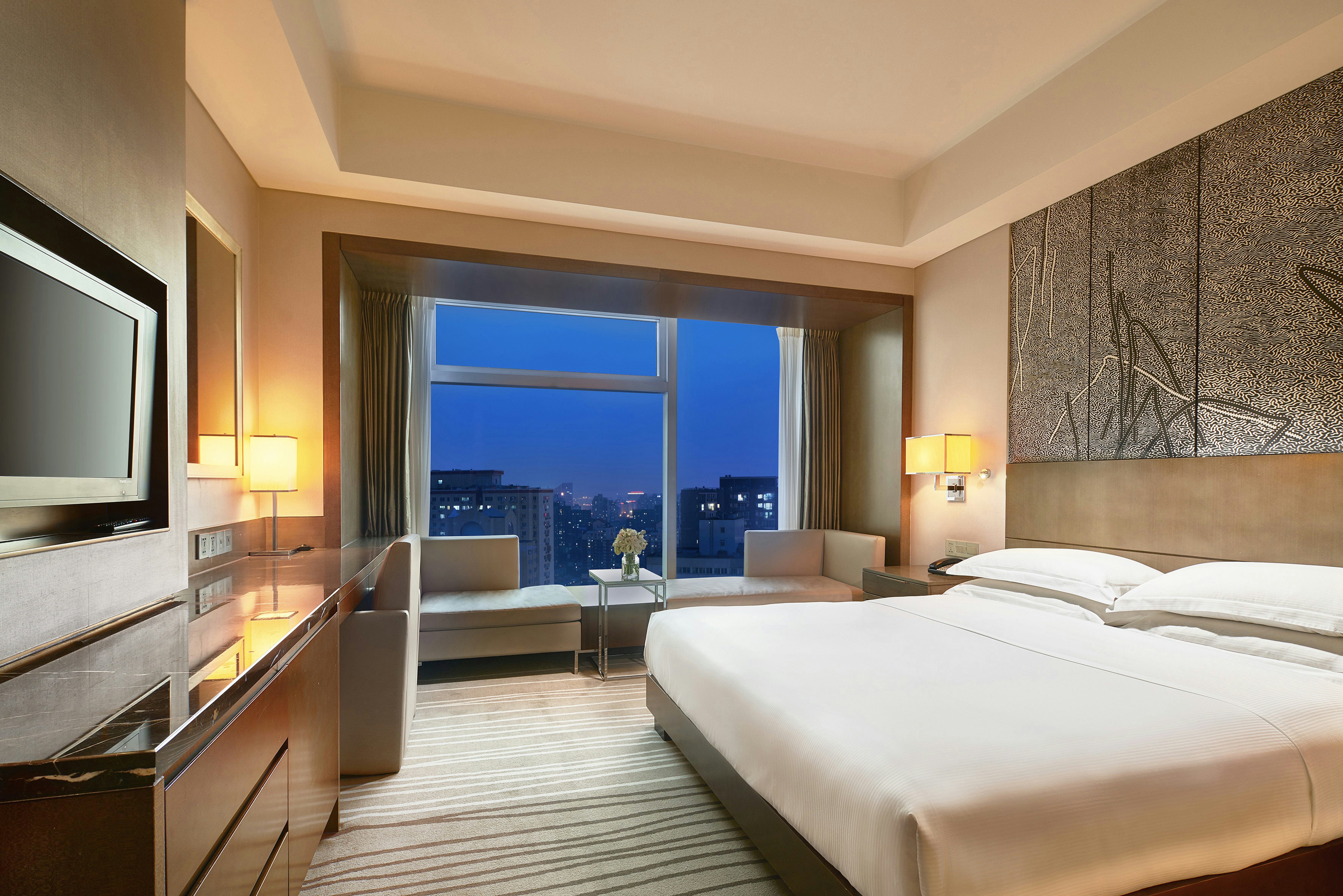 GUEST ROOM, KING BED