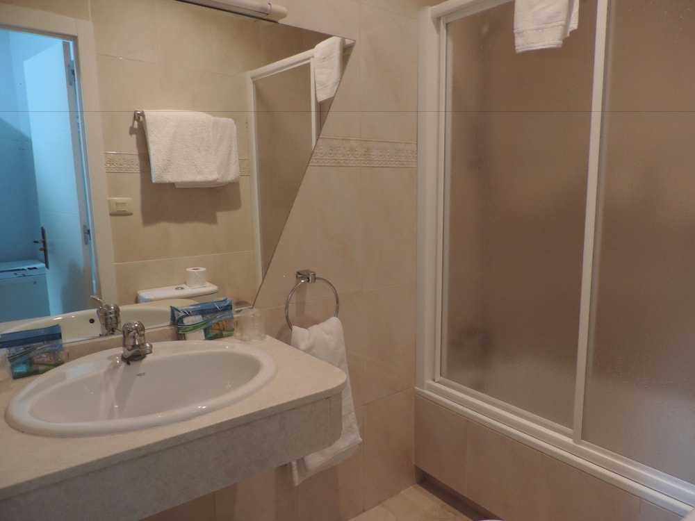 Junquera Hotel 4/40