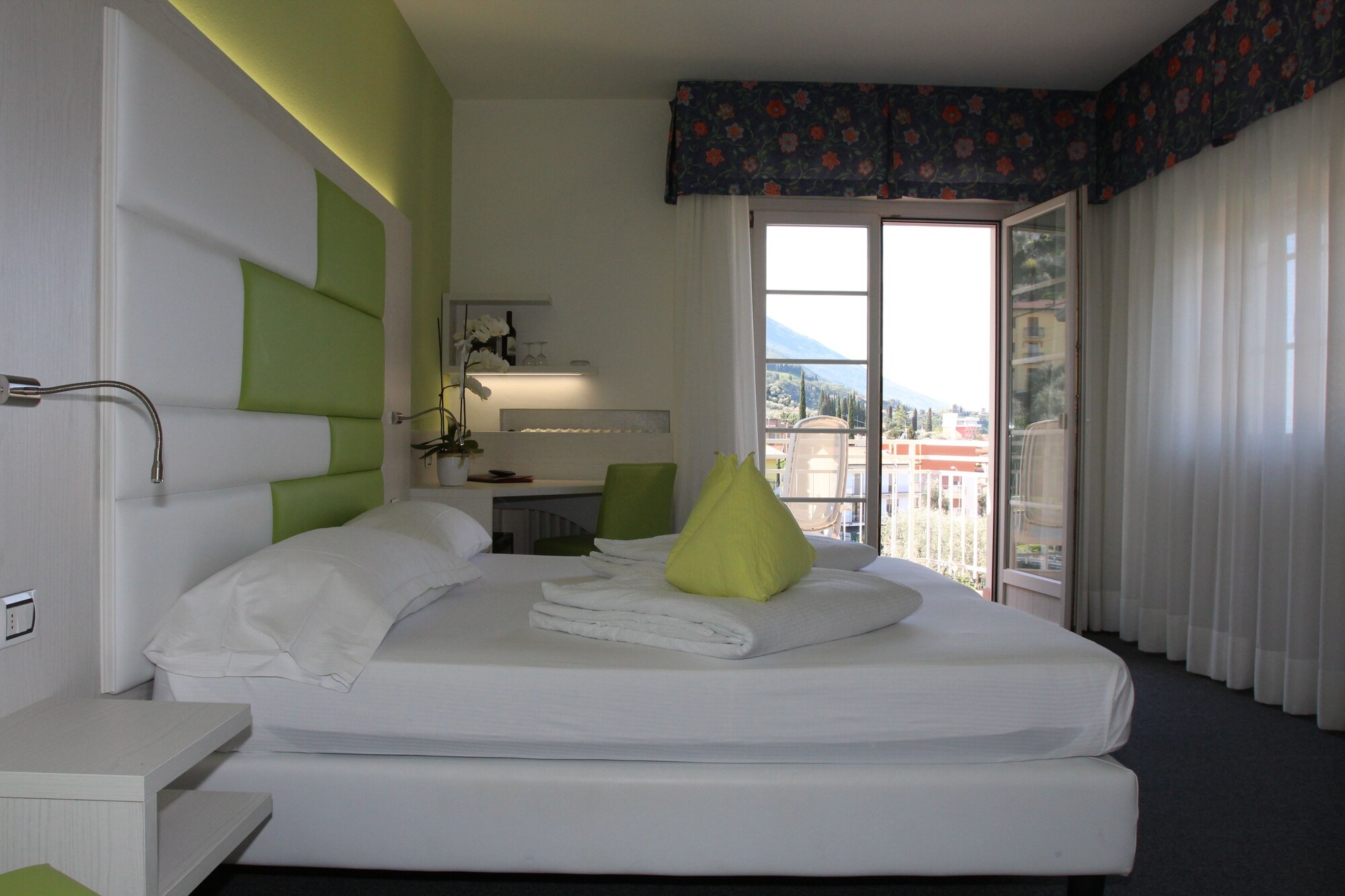 غرفة قياسية بسرير كوين بإطلالة على الجبل بشرفة، Hotel Augusta 3/4