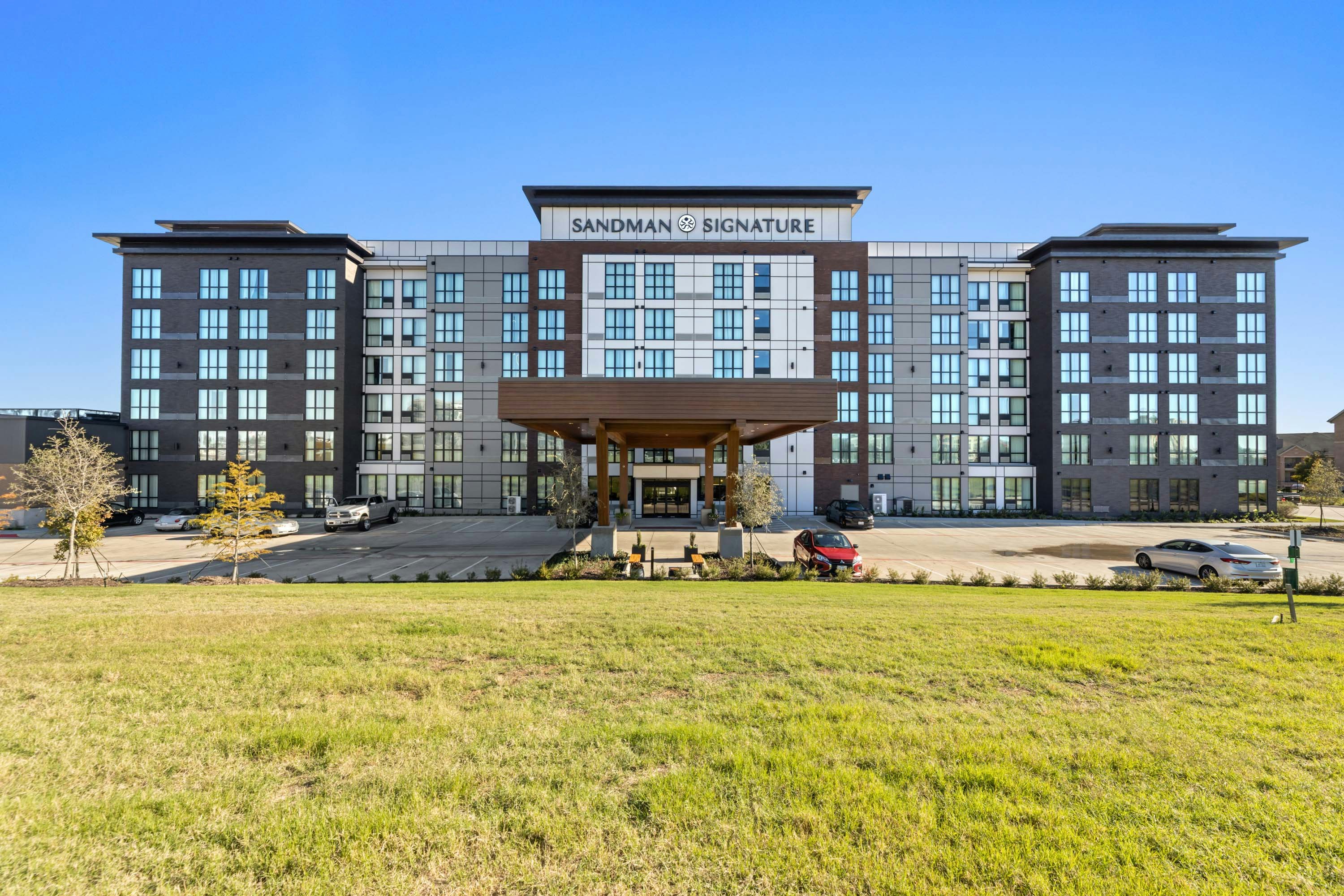 Sandman Signature Las Colinas Hotel and Suites 23/25