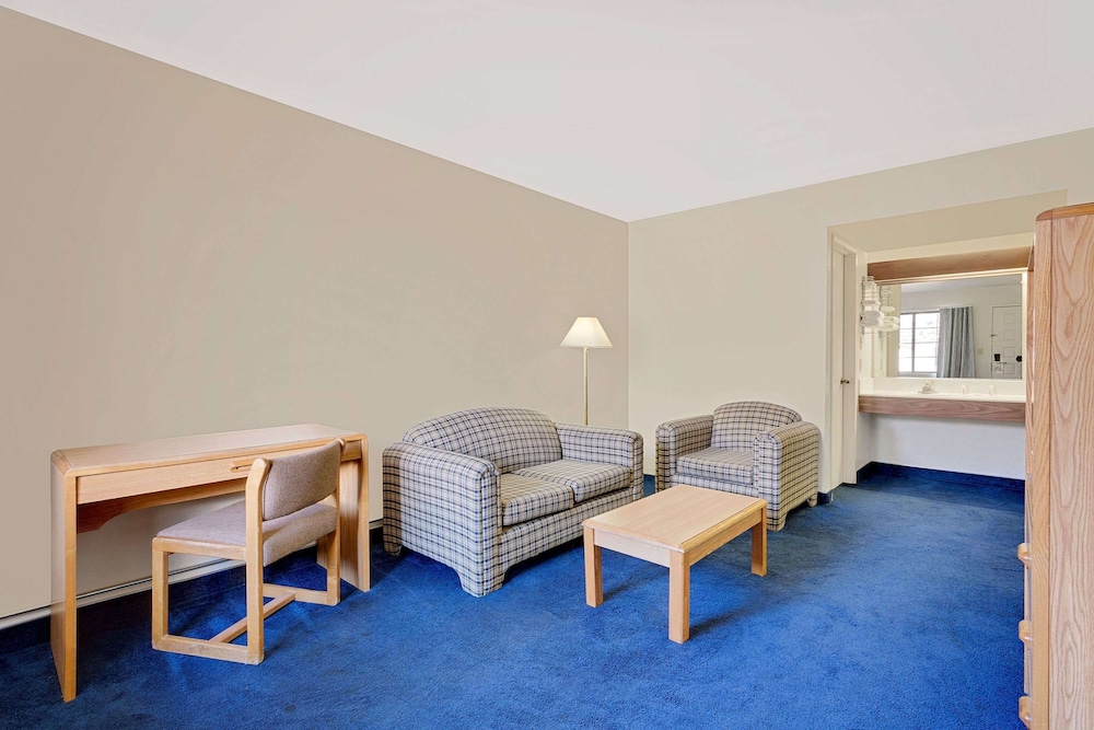Days Inn & Suites By Wyndham Needles 23/30