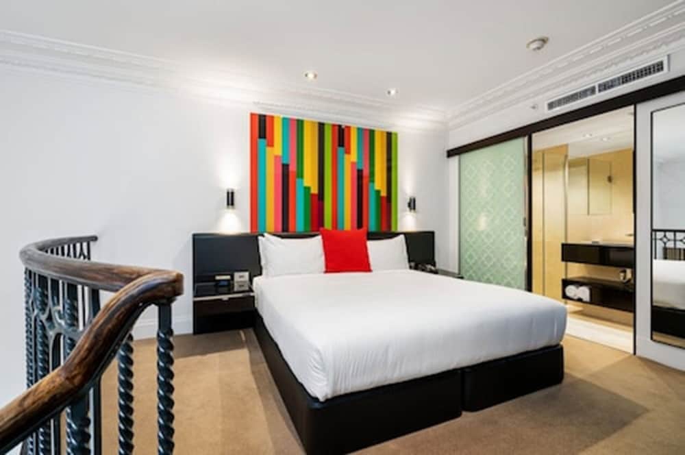 Royce Hotel 18/60