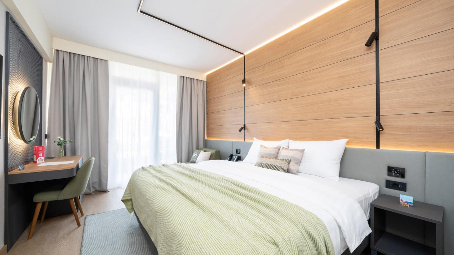 Classic, King Bed, Balcony, Park Side