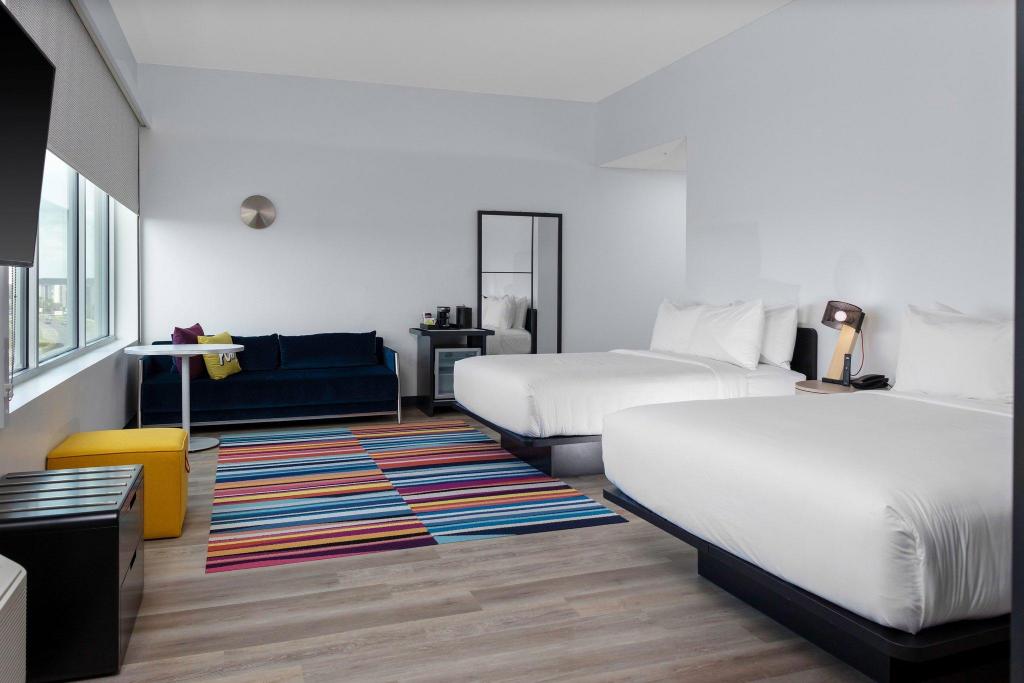 Savvy, Guest Room, 2 Queen Beds, Sofa