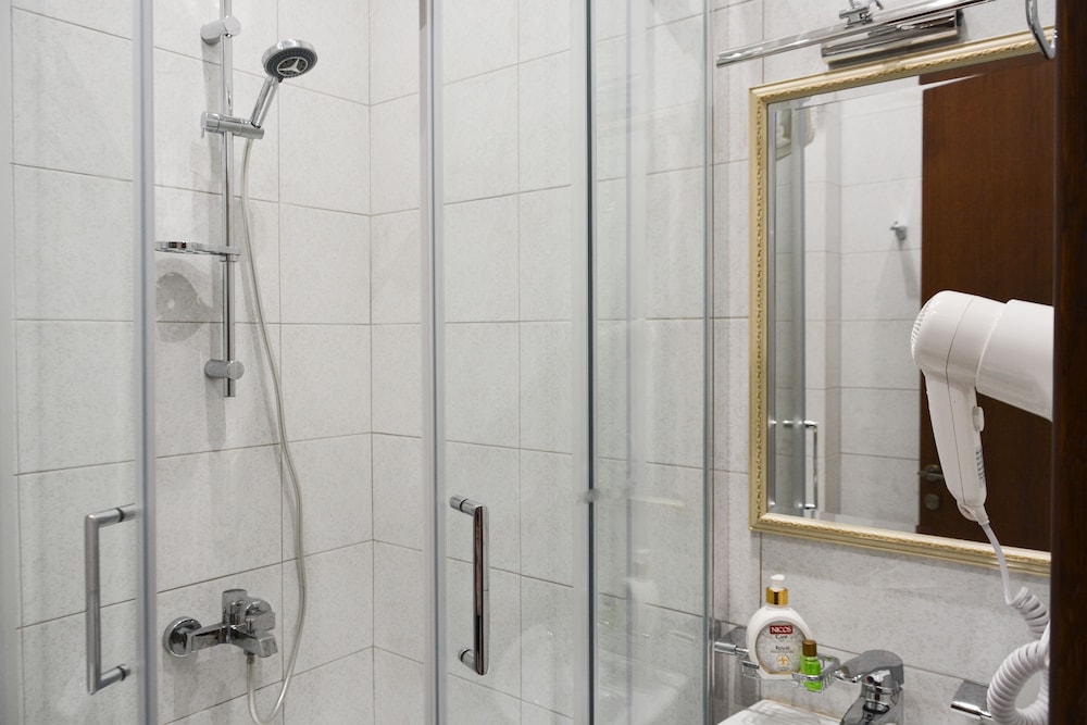 ECONOMY, DOUBLE OR TWIN BED