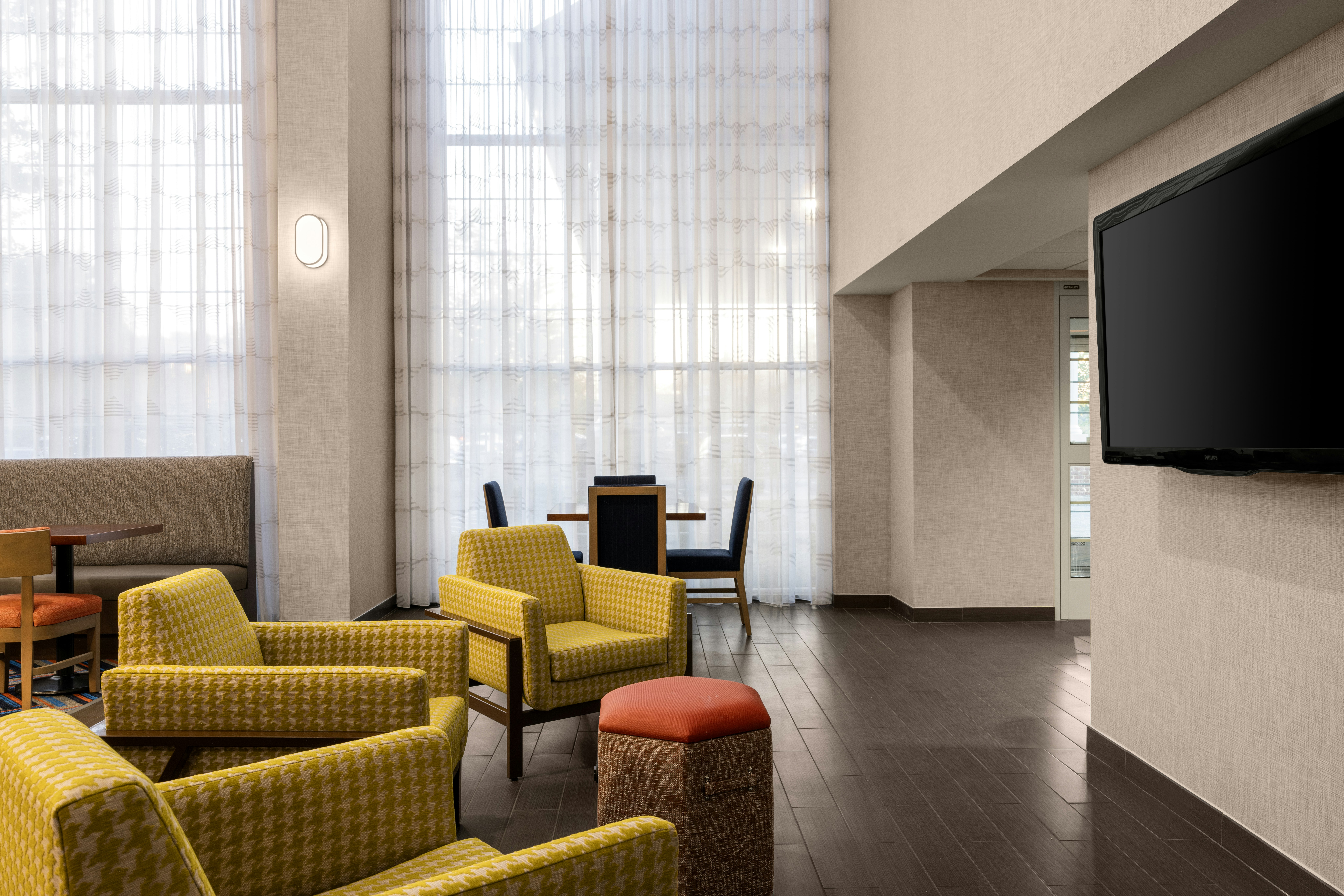 Hampton Inn & Suites State College At Williamsburg Square 6/15