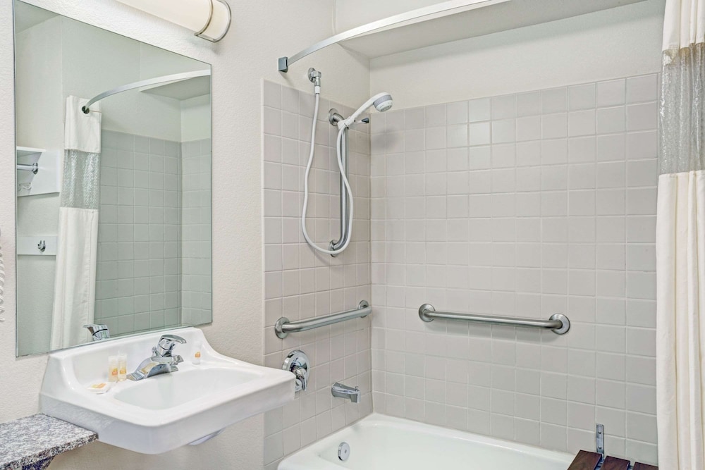 Days Inn and Suites by Wyndham Page Lake Powell 15/31