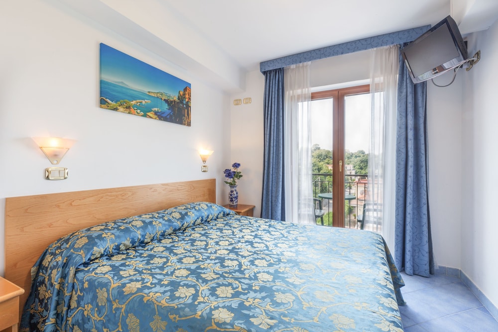 ECONOMY, DOUBLE OR TWIN BED