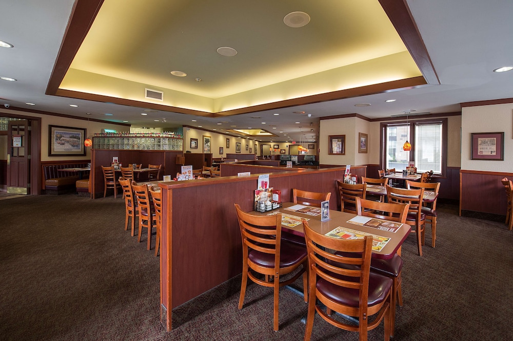 Howard Johnson Plaza by Wyndham by the Falls / Niagara Falls 46/50