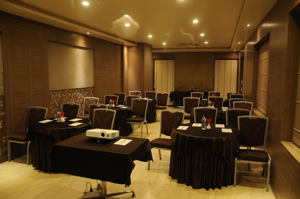 HOTEL MADHAV 30/34