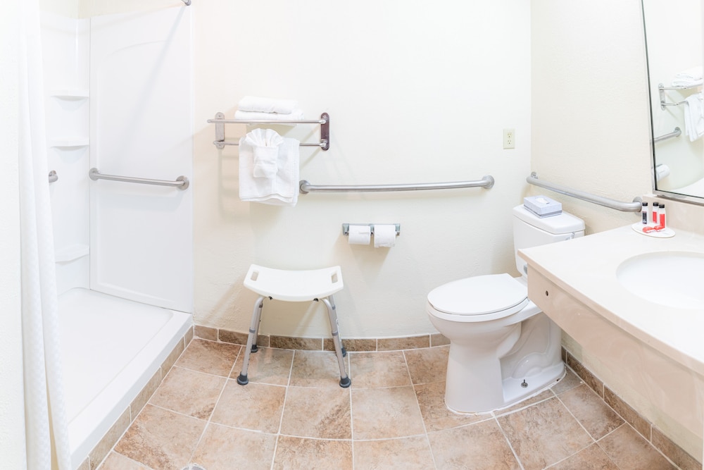 Red Roof Inn & Suites Hinesville 6/37