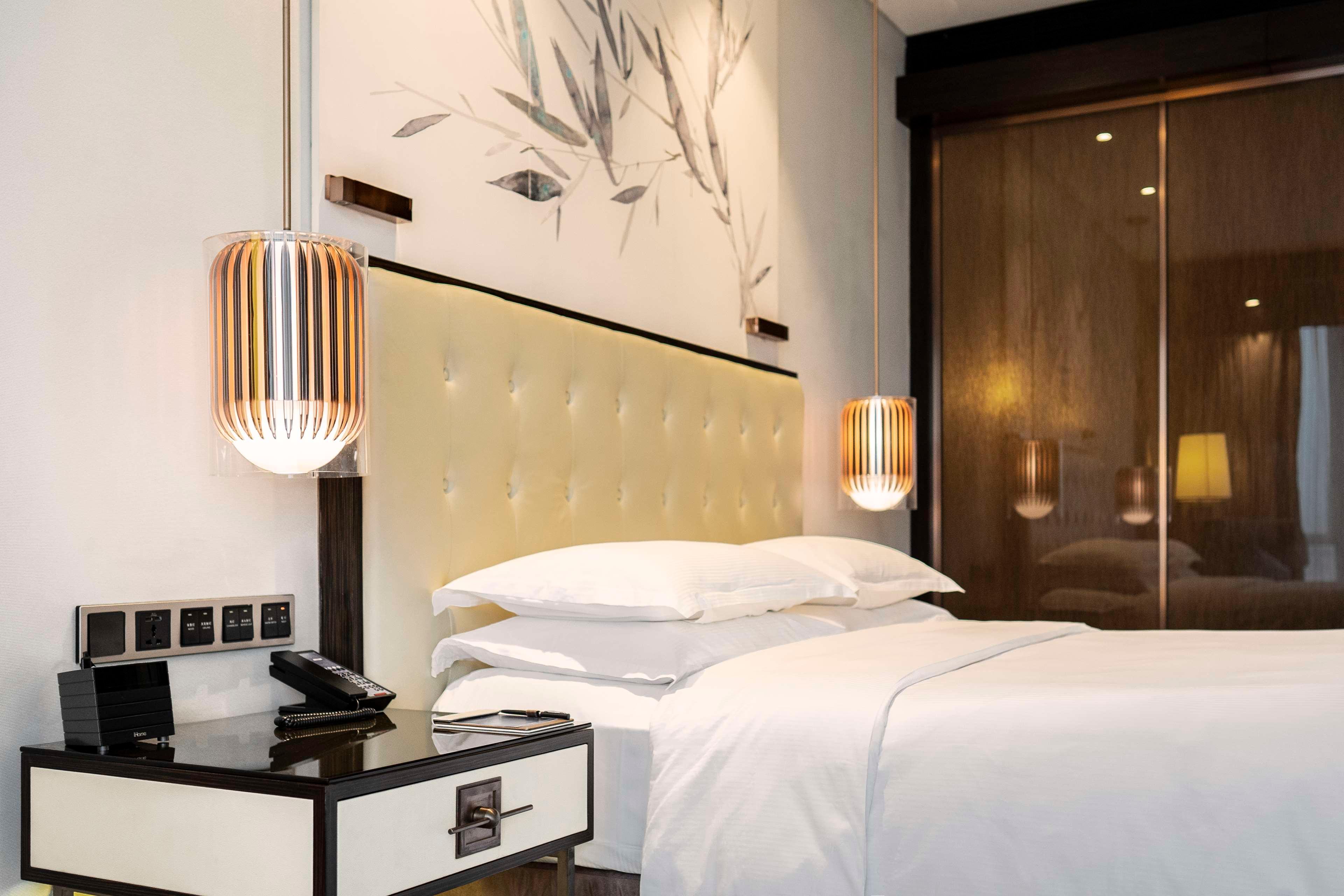 1 BEDROOM, DELUXE, SUITE, KING BED, LOUNGE ACCESS