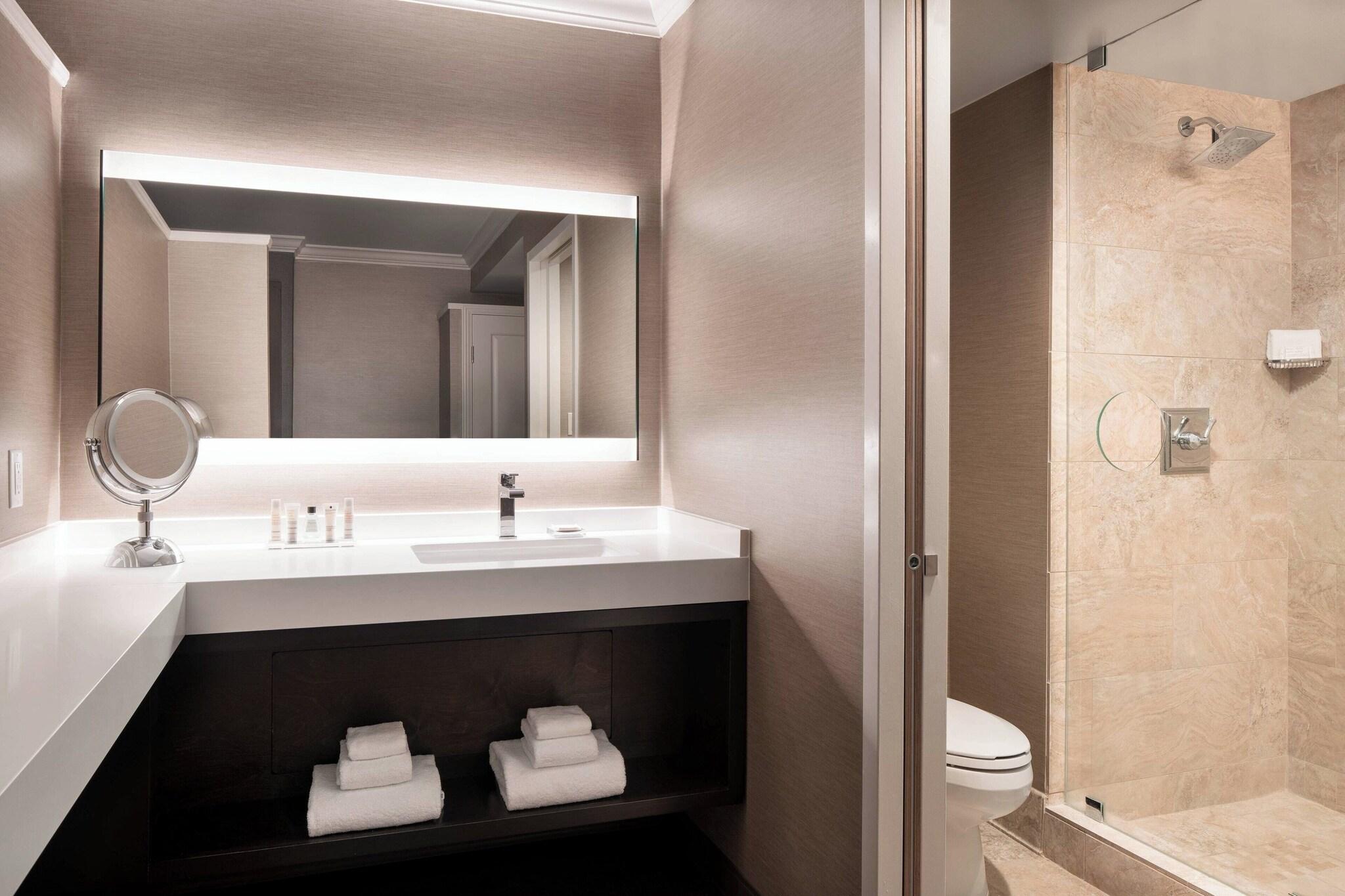 Room, Double Bed, Bay View، Monterey Marriott 4/4
