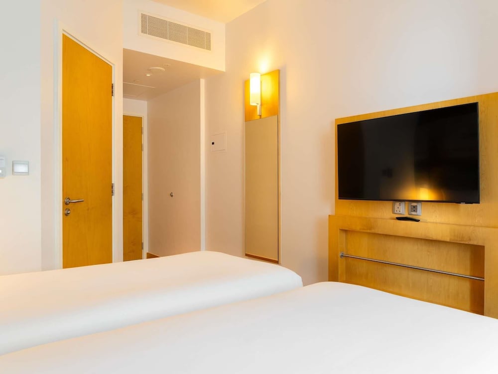 Ibis One Central 18/49