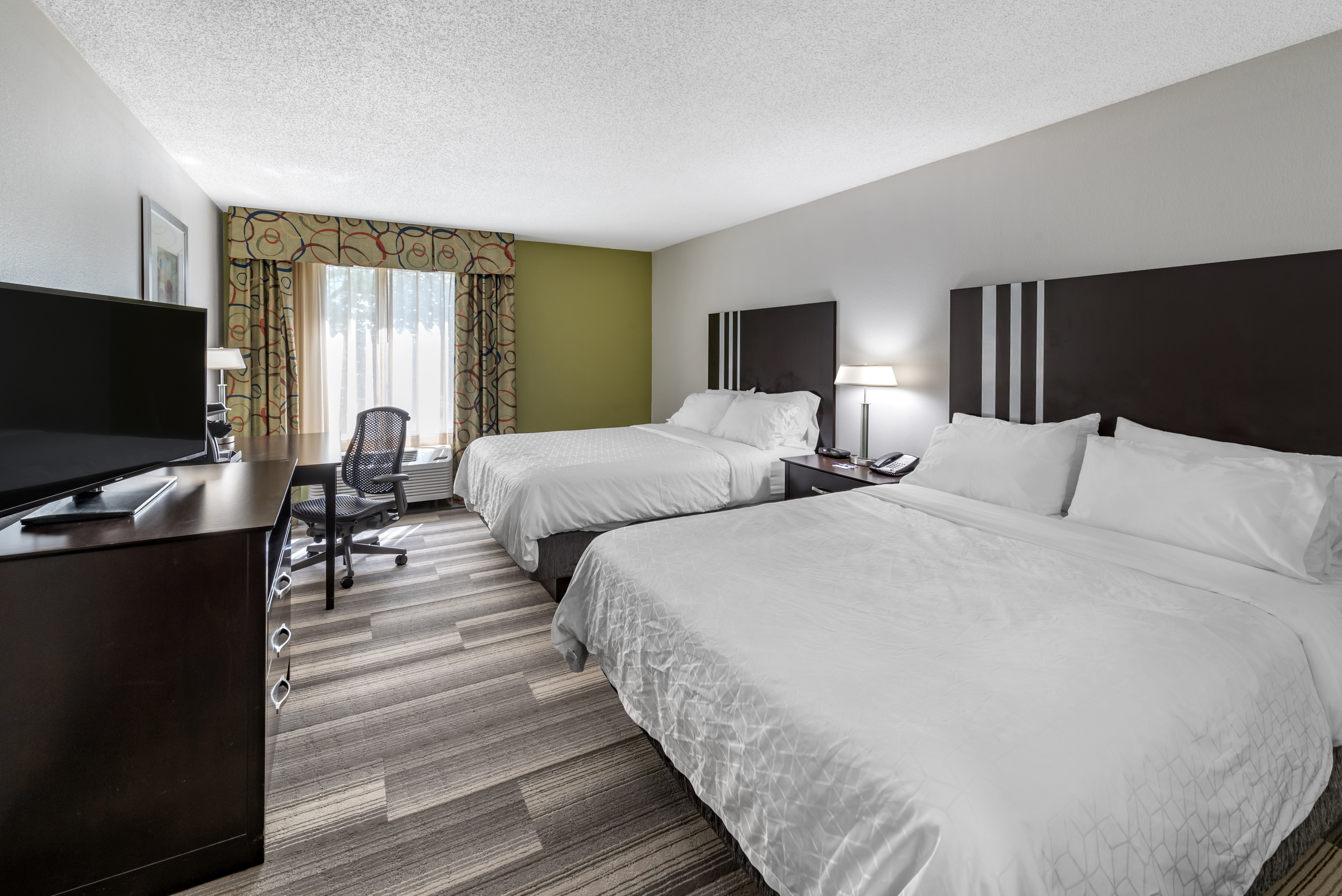 Holiday Inn Express Hotel & Suites Cincinnati-Blue Ash 28/72