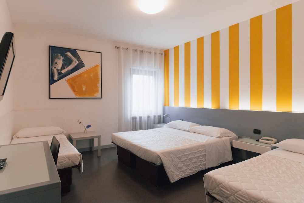 ROOM, QUADRUPLE