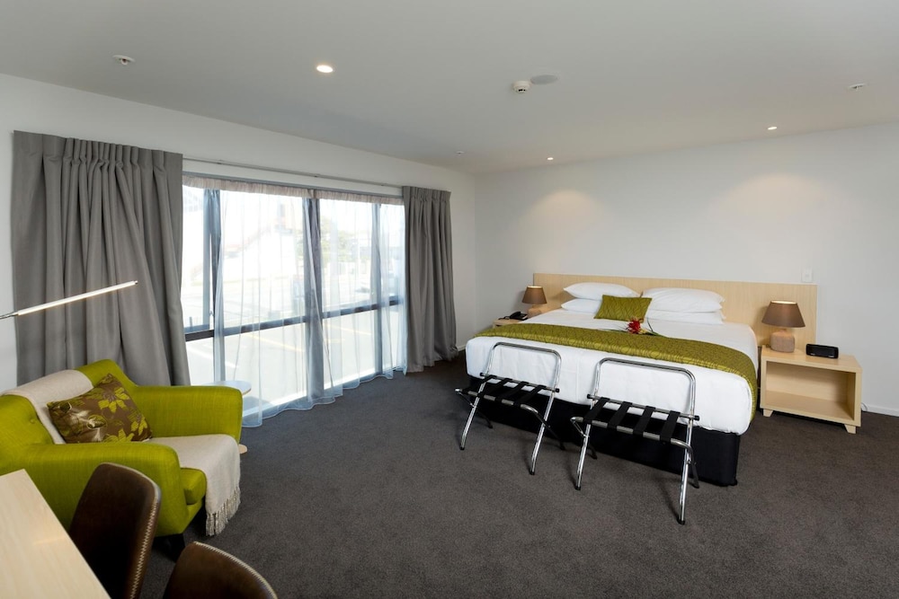 2 On Whiteleigh Motel 13/59