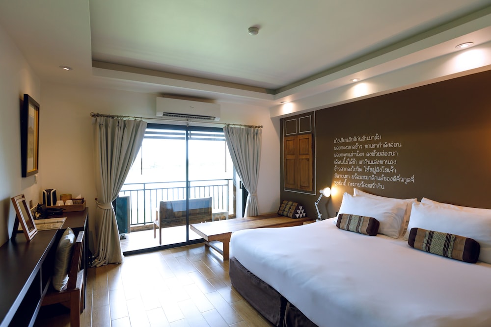 DELUXE, DOUBLE BED, LAKE VIEW