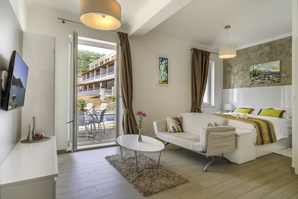 Boutique Pine Tree apartments 9/50