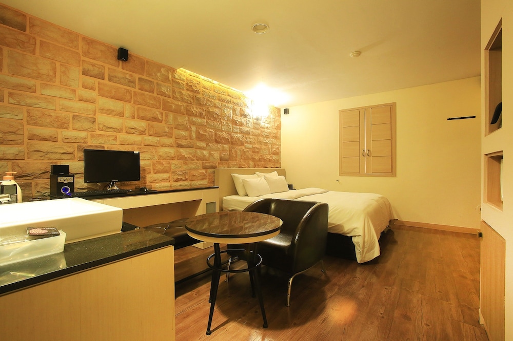 TARA HOTEL 11/40