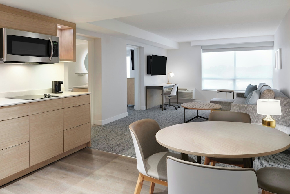 Ramada By Wyndham Niagara Falls By the River 30/47