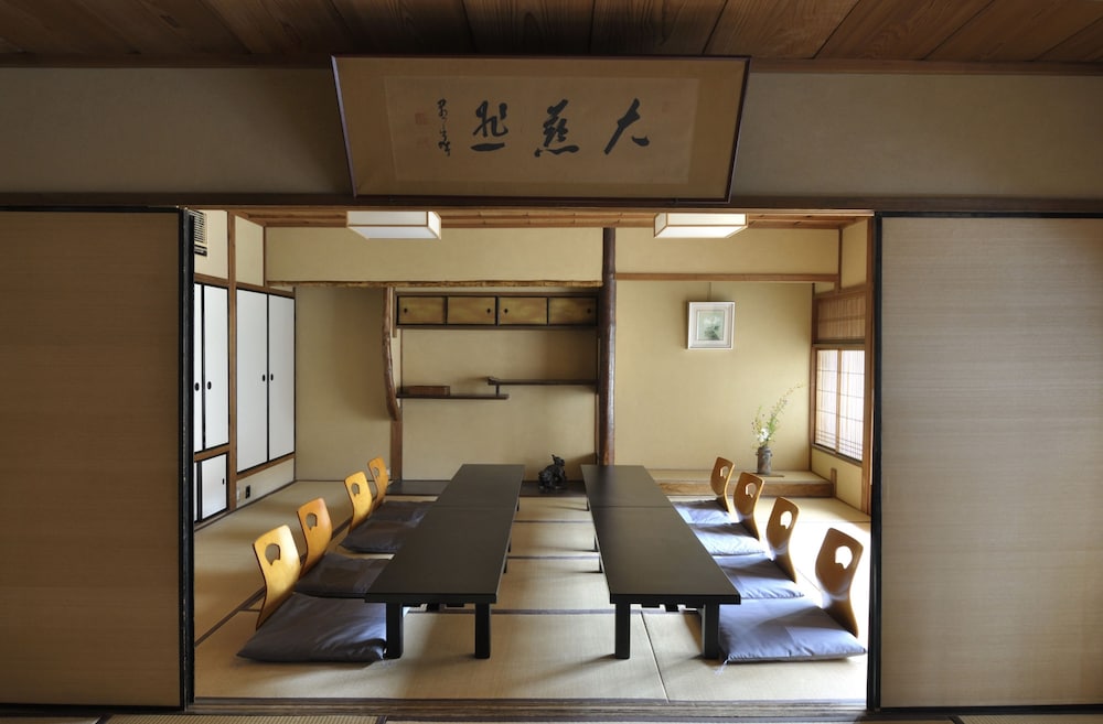 Traditional Kyoto Inn serving Kyoto cuisine IZUYASU 30/50