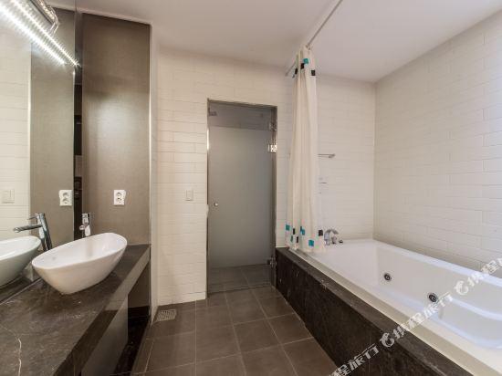 G Tourist Hotel 50/53