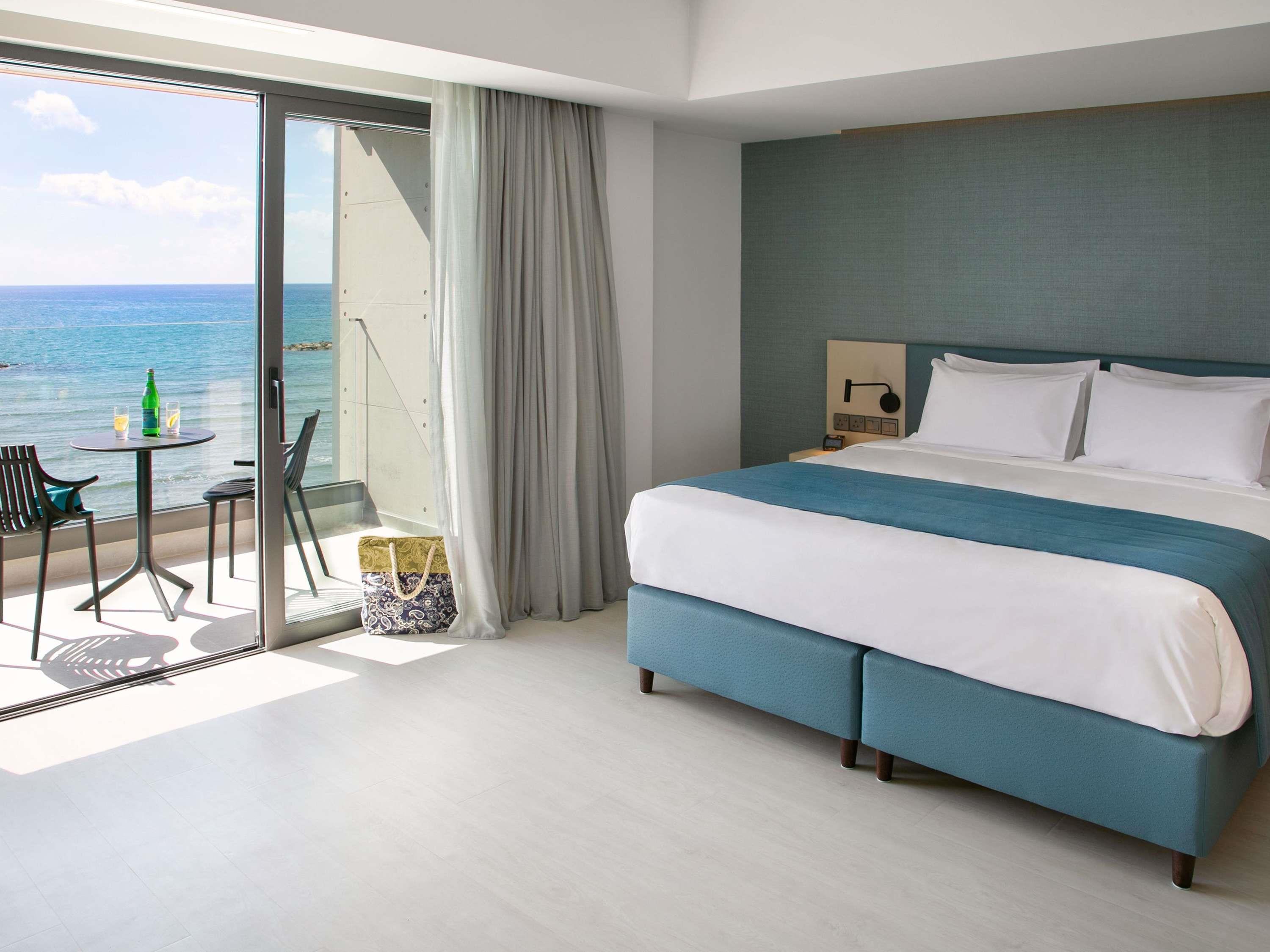 غرفة سوبيريور بسرير مزدوج بإطلالة على البحر، Mercure Larnaca Beach Resort 2/6