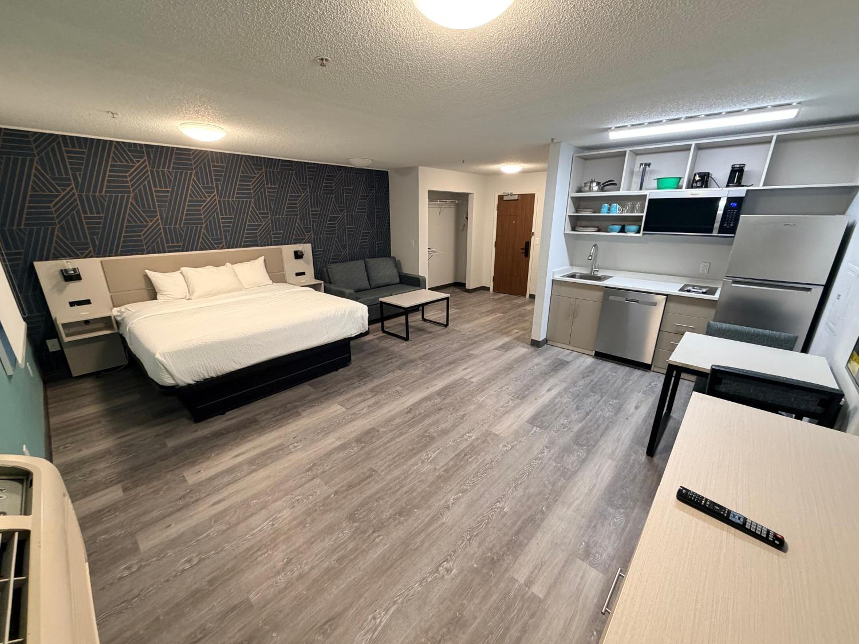 EFFICIENCY, SUITE, KING BED