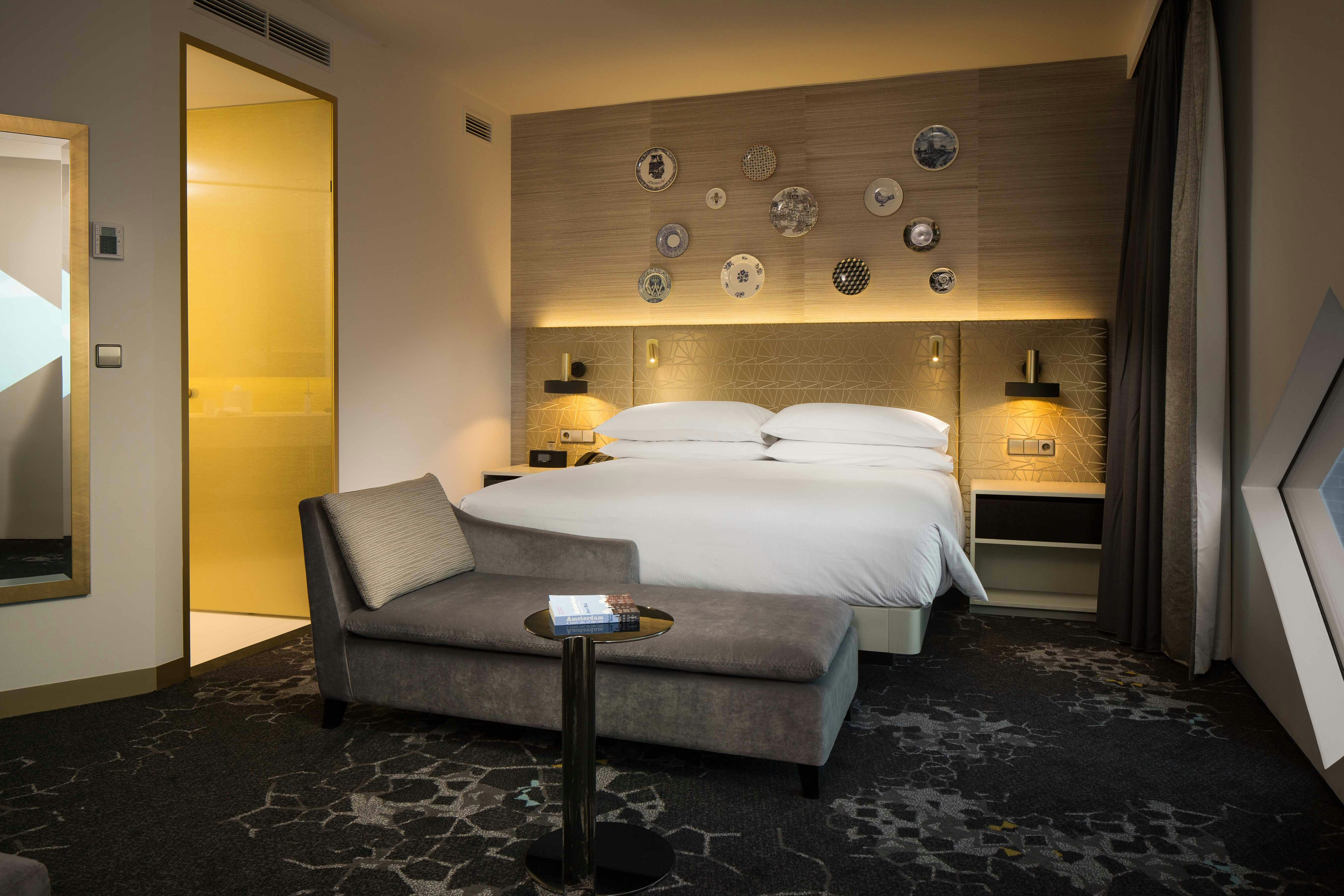 Suite, King Bed, Airport View