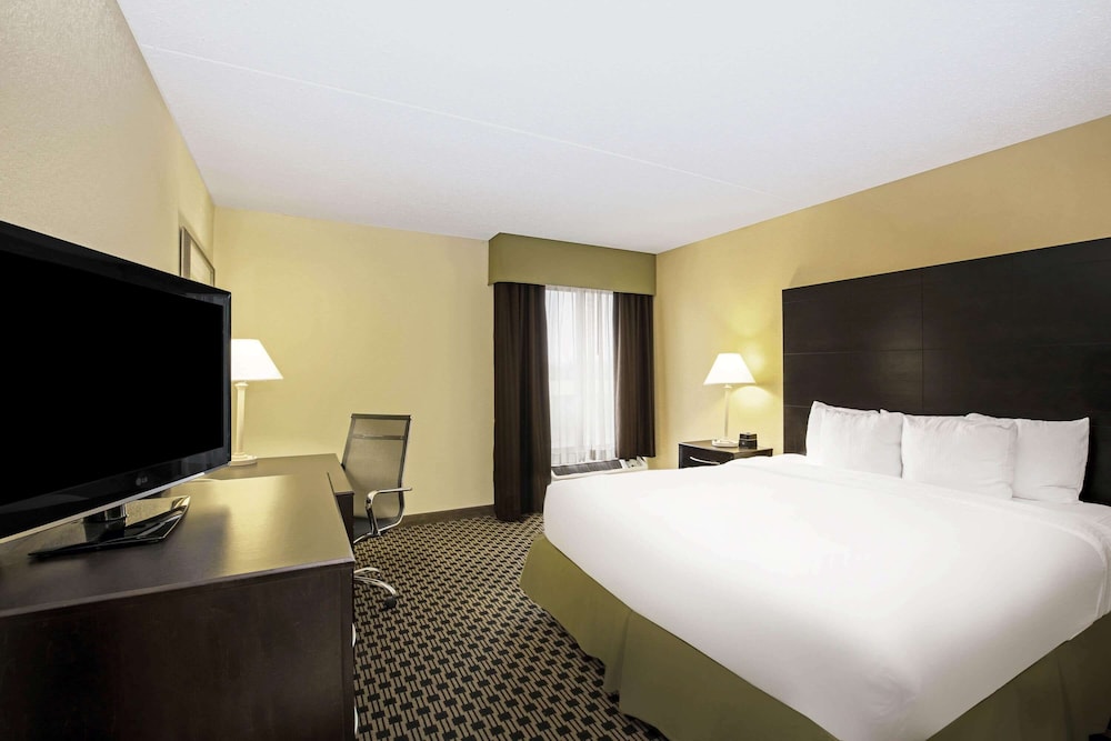 La Quinta Inn Suites Salina 18/57