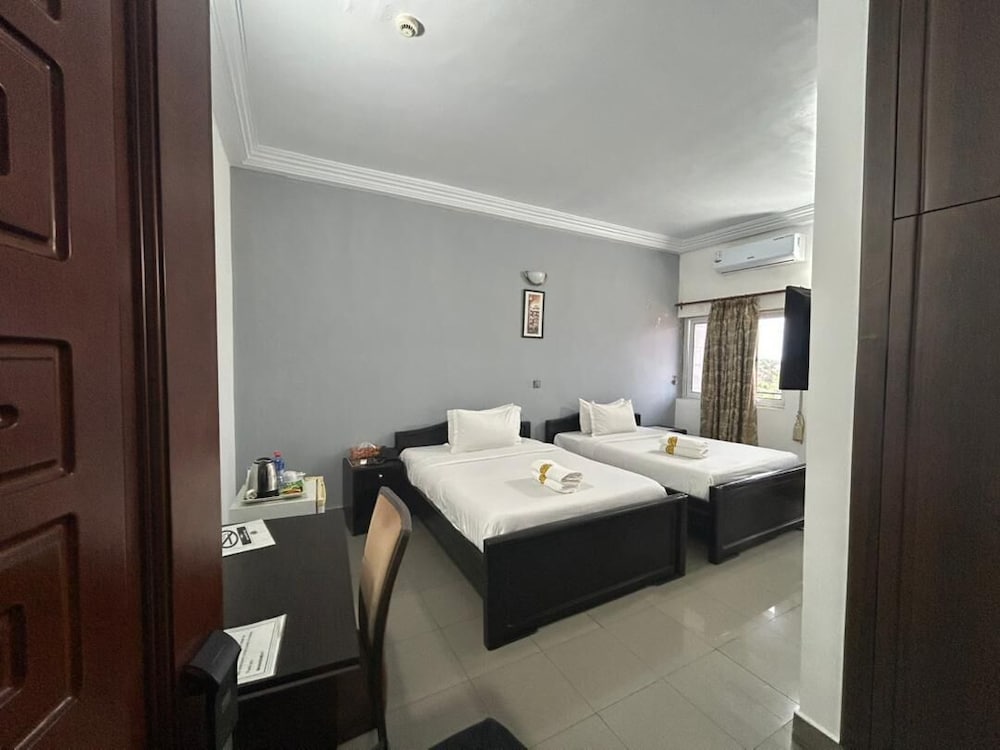 MJ Grand Hotel 48/49