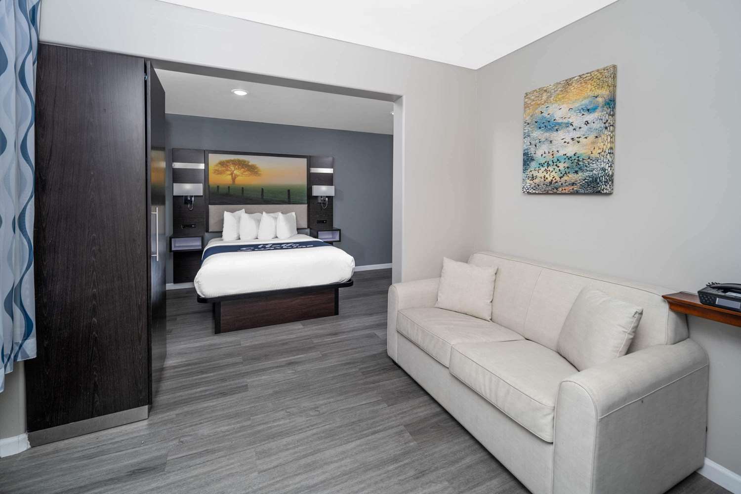 Days Inn by Wyndham Galt/Elk Grove South 24/41