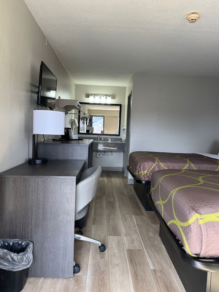 Super 8 by Wyndham Charleston WV 16/34