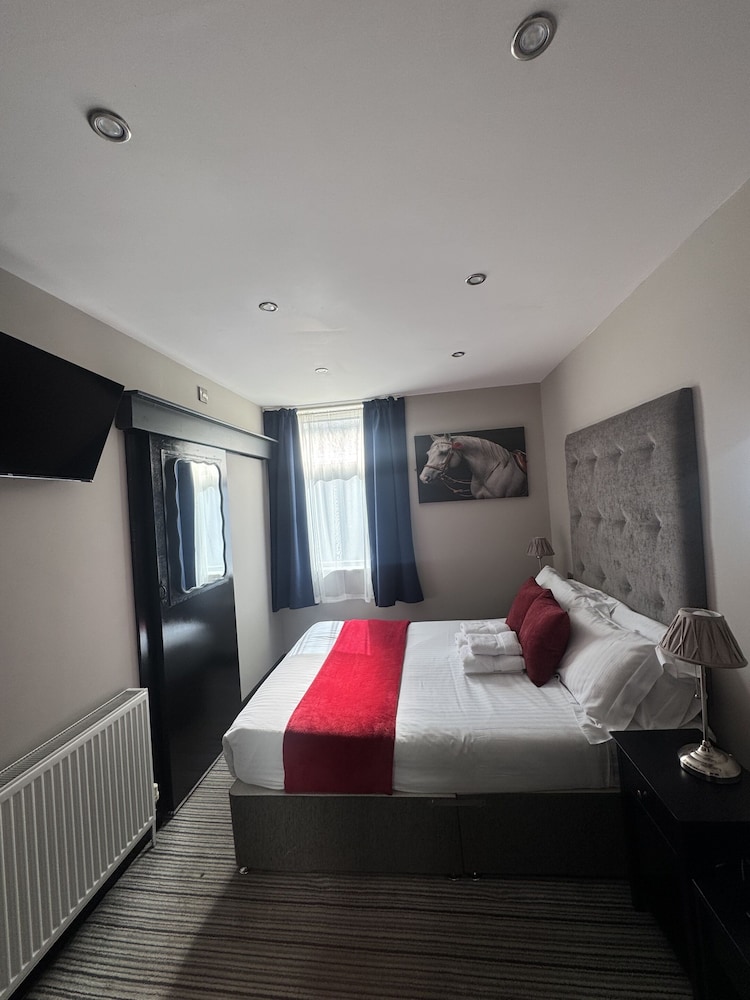 Peaky Blinders Accommodation & Bar 10/50