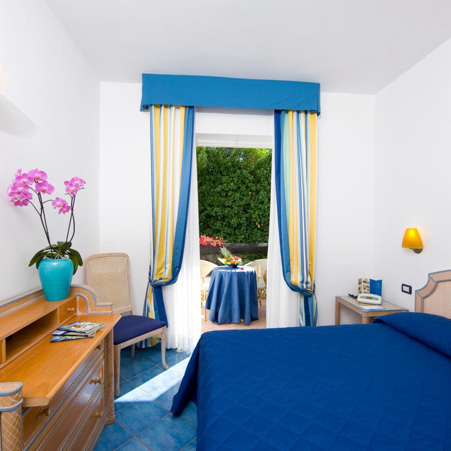 ROOM, SINGLE
