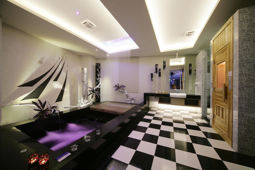 Dubai Villa Motel 9/69