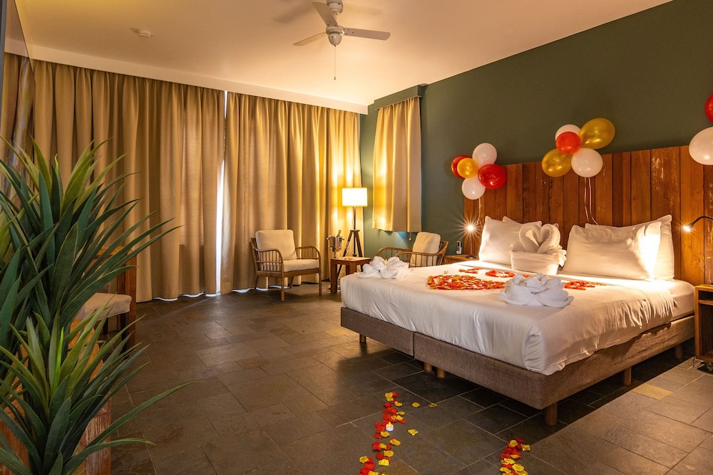 SUITE, KING BED, BALCONY