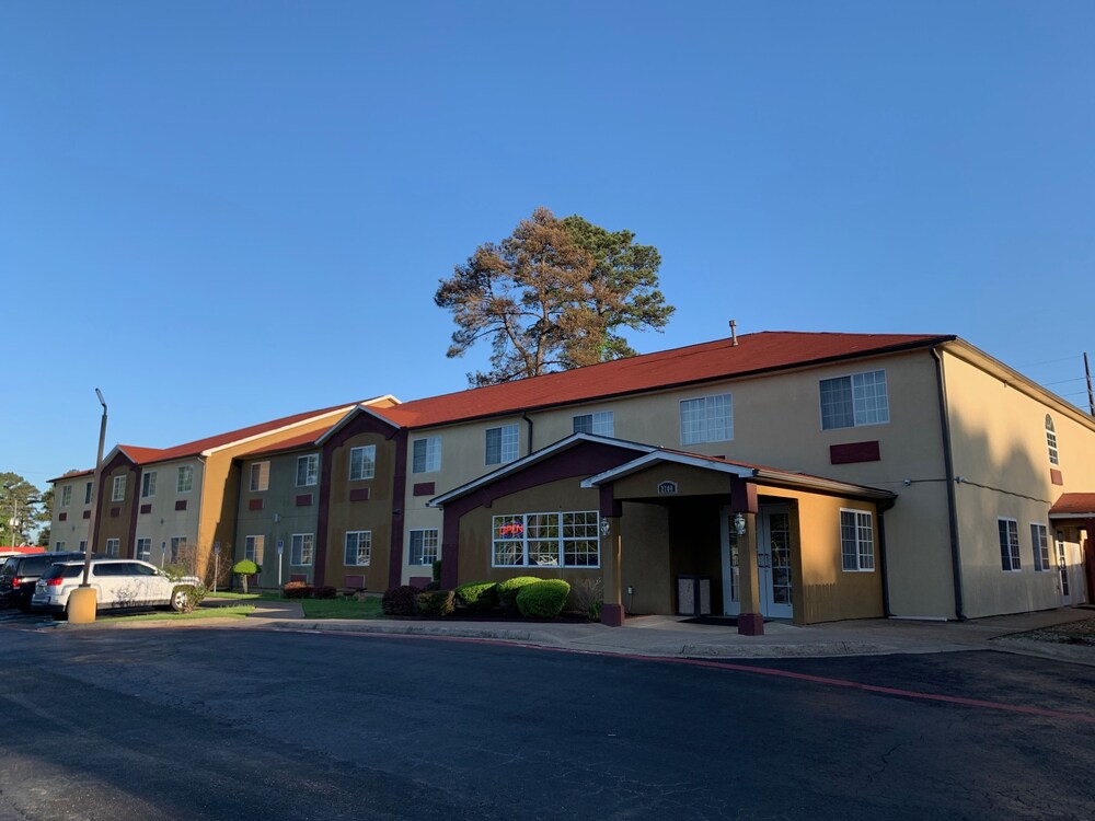 Hometown Inn Suites 3/51