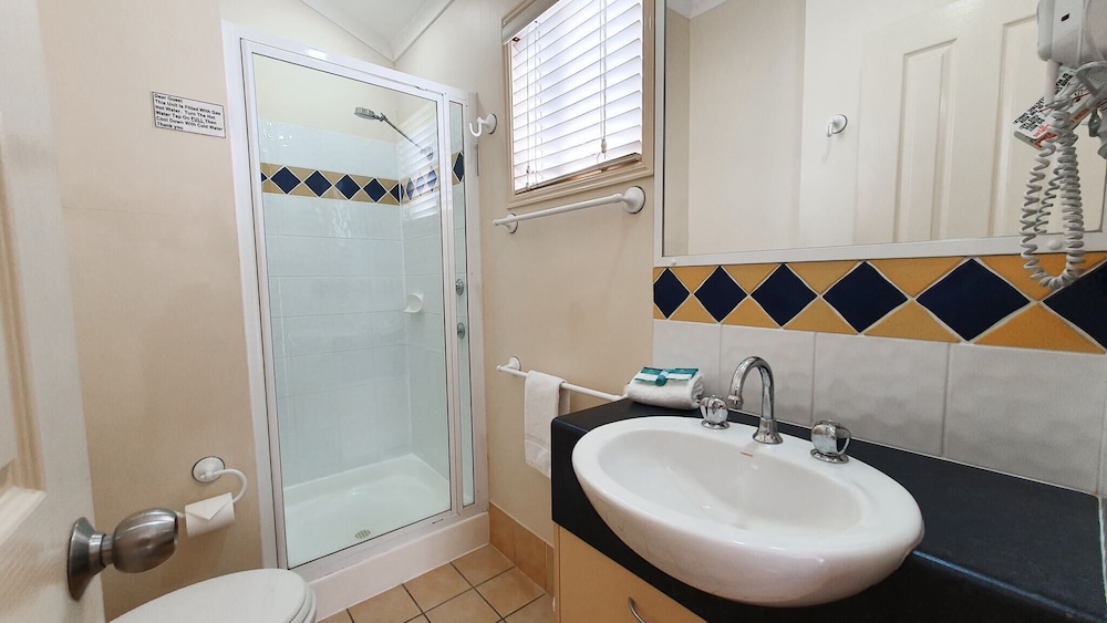 Alex Beach Cabins and Tourist Park 49/50