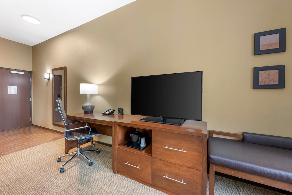 Comfort Suites West Omaha, NE 40/50