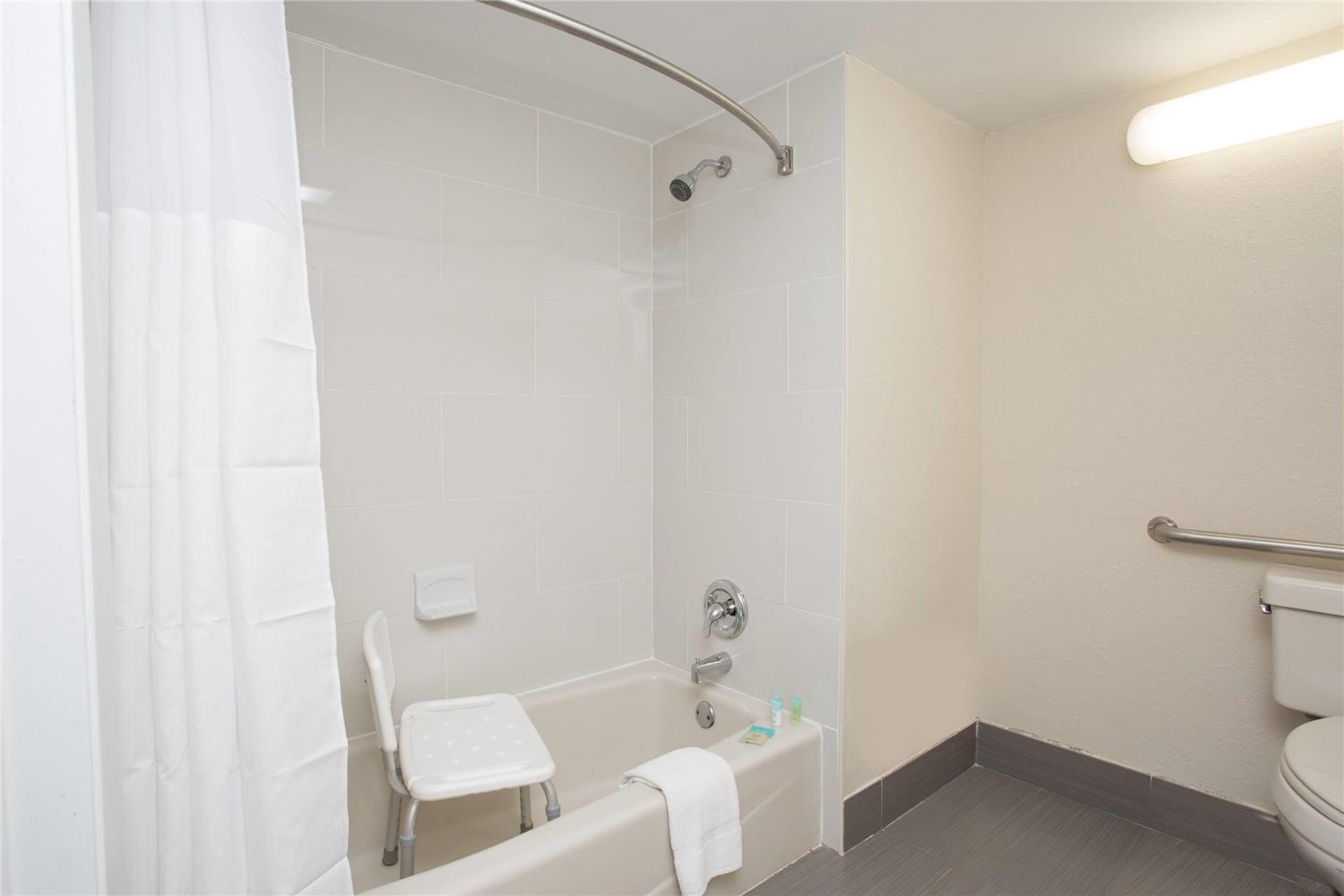 Days Inn & Suites by Wyndham Orlando Airport 28/28