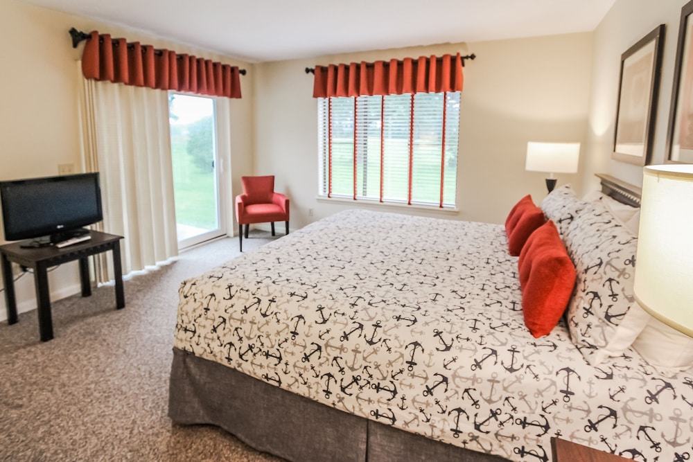 3 Bedrooms, 1 King and 4 Single Beds, 2 Bathrooms, Sofa